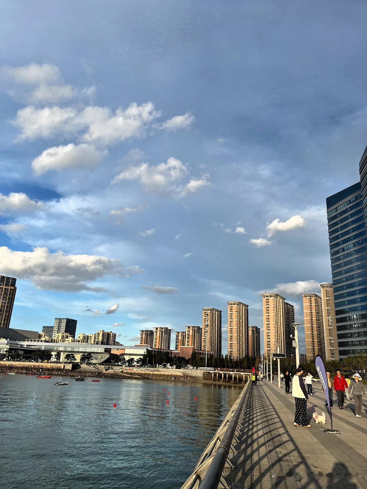 下面这三张图片，是下午散步时拍的，只要有心，处处有美景。