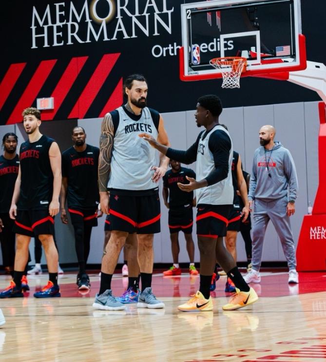 火箭队失去了他们的主力控卫范弗里特，下赛季范弗里特才会回来，本赛季火箭队只能用阿