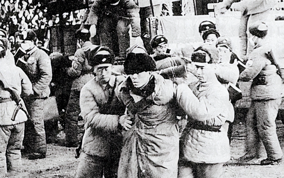 1950年11月，匪首余大柱子带领近千人倾巢而出，把解放军的一个排包围了。激战中