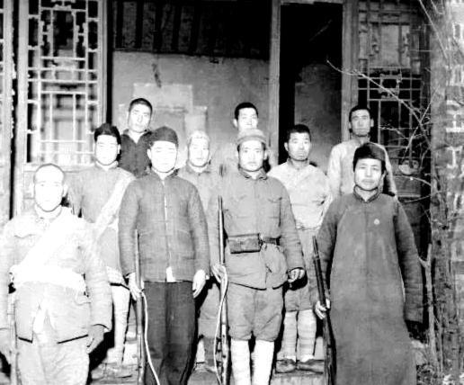 1947年，一位乡绅暗中解救了一名地下党员，不料事情败露。当敌人气势汹汹前来问罪