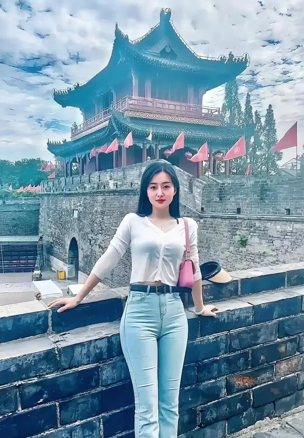 想当年，吴三桂守着山海关，为了心爱的女子怒发冲冠；如今你到了山海关，可千万别因为