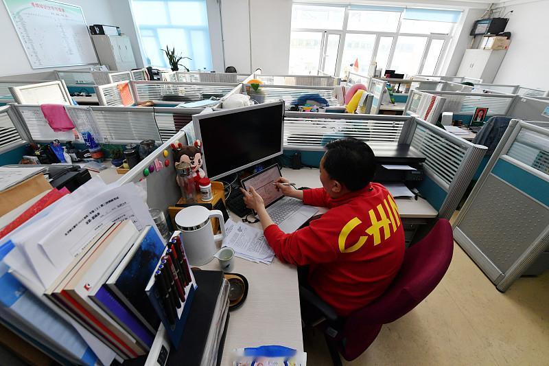 班主任群里，通知从早响到晚。填表、接龙、收截图、防溺水、反诈、医保、问卷、拍照、