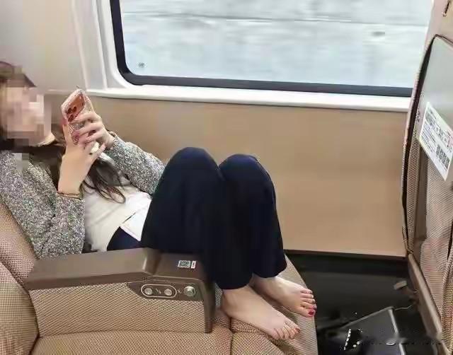 近日有朋友曝光了邻座女孩子光脚的不文明行为，结果评论一边倒支持女孩子。事情缘由是