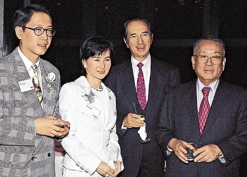 何超琼和许晋亨，这对被双方父母祝福的佳偶最终还是走散。但毕竟一个是赌王眼里才貌