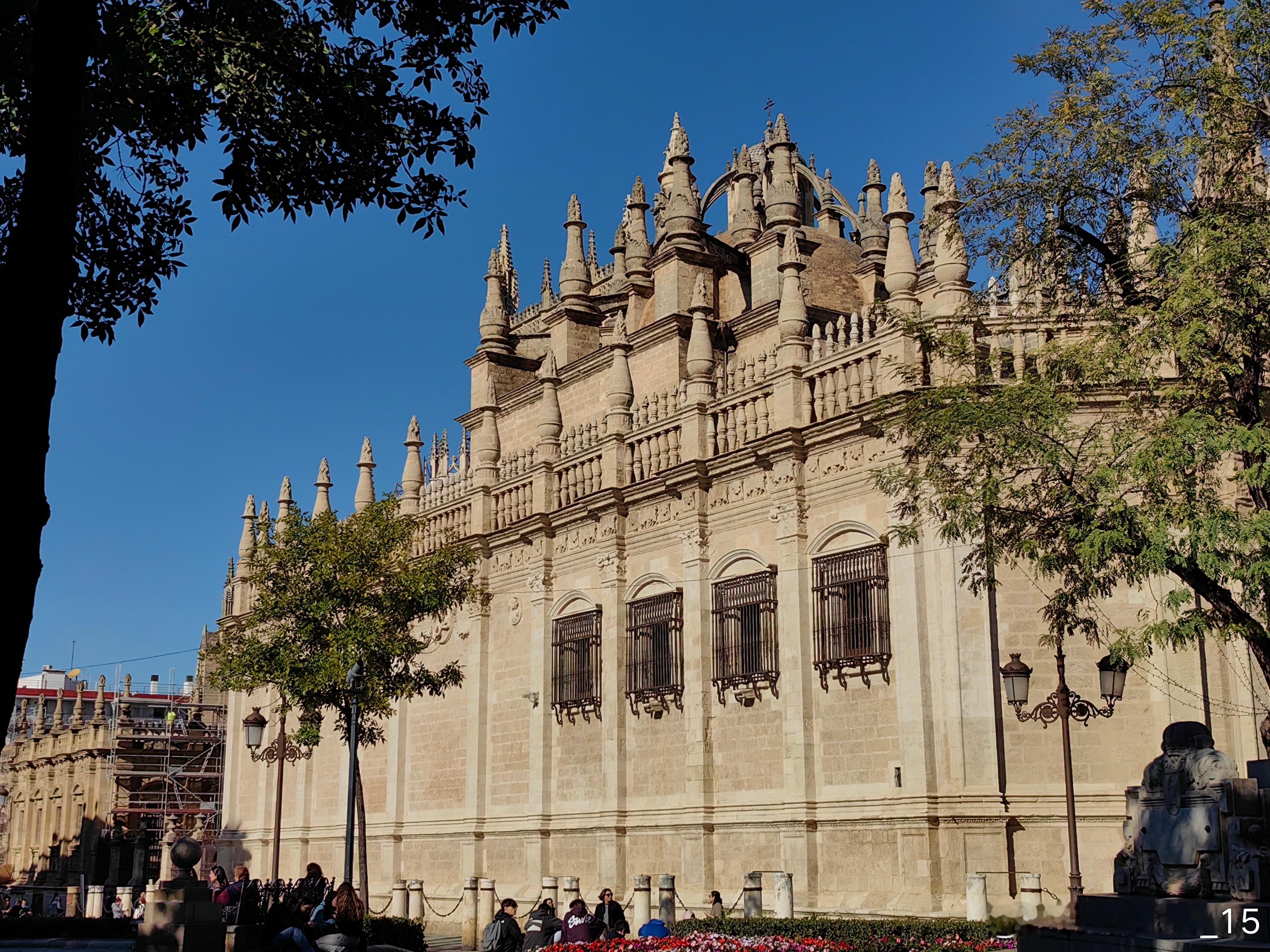 塞维利亚大教堂是世界五大教堂之一，也是世界上面积最大的哥特式教堂之一