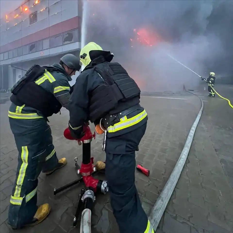 乌克兰总统泽连斯基在官方社交平台上紧急发声，通报了一件让人揪心到骨子里的事，当天