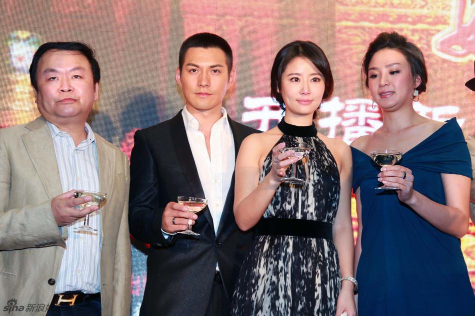 这张4人举杯合照，我一眼就认出了柳眉杏眼、莹洁如玉的林心如，金相玉质、指环抢镜的