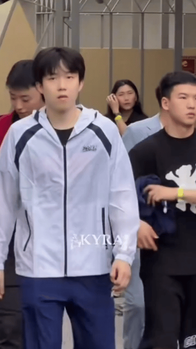 2.21日，莎莎和楚钦前后脚到达晚宴场地，现场全是祝福声。新加坡大满贯的晚宴