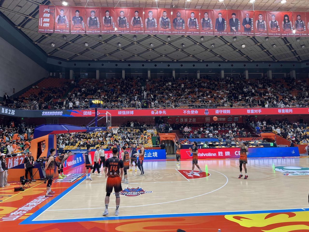 我来说说陈林坚！陈林坚突然就“隐形”了啊。说说他刚到山东高速男篮那会儿，大家都觉