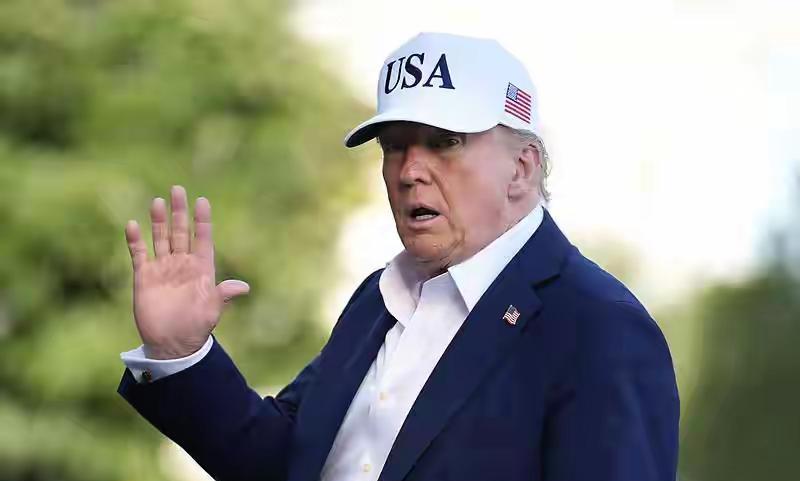 美国总统特朗普的反复无常变脸让中国感到非常地难以接受，最终特朗普宣布对中国部分企
