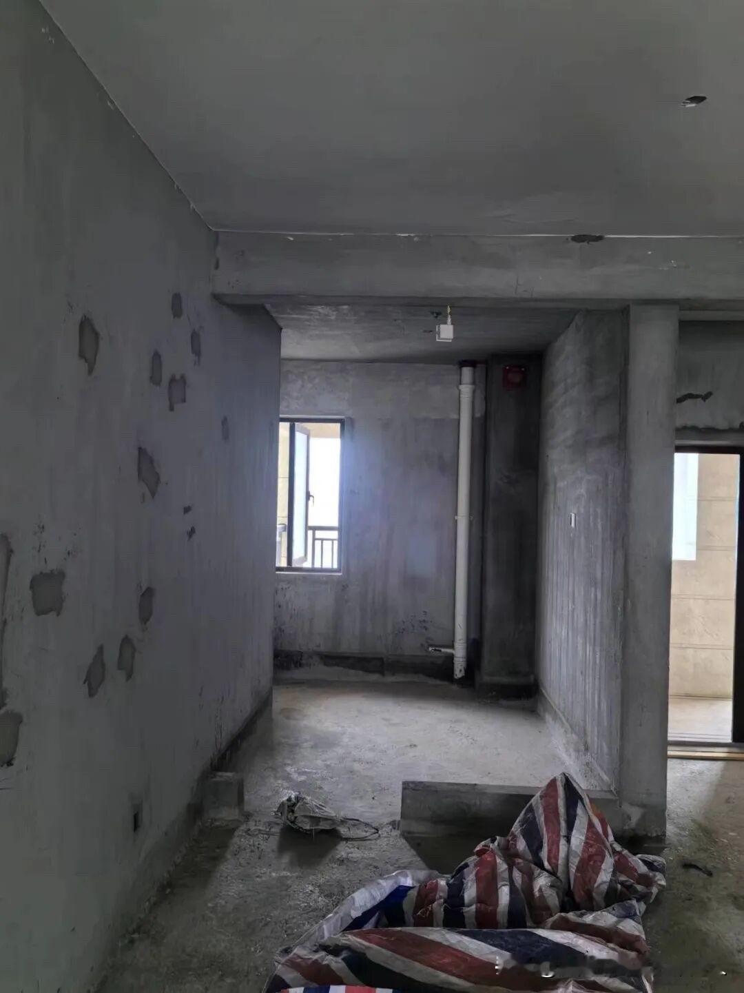 如今，楼房越来越不值钱了。我弟3年前花65万购置的新楼，尚未装修，位于8楼的电