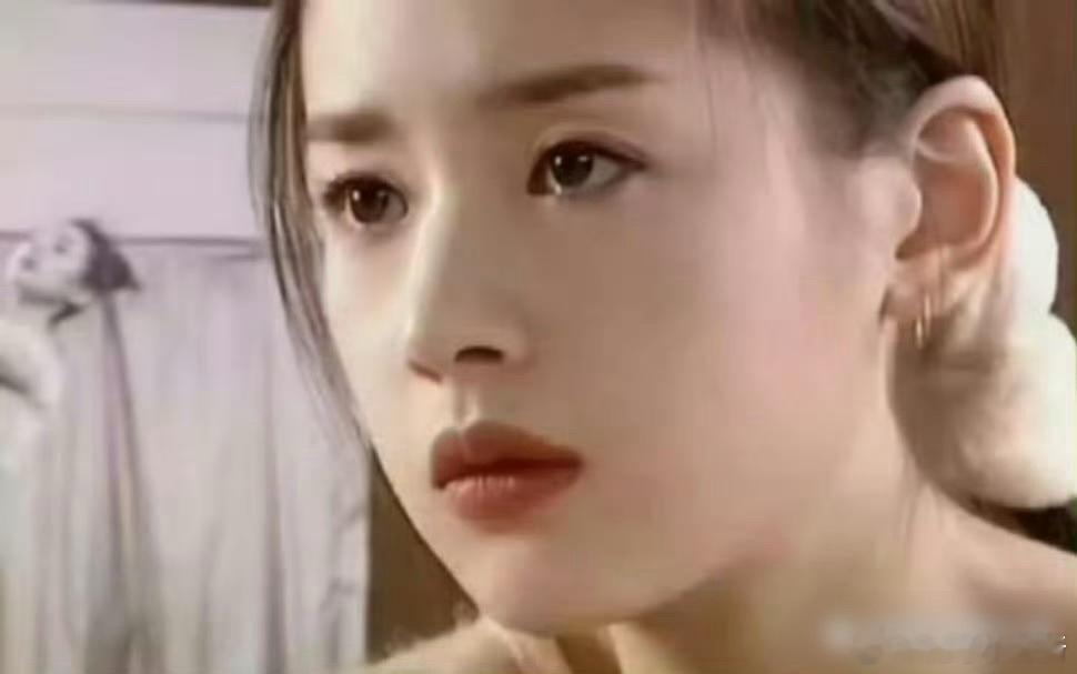 原来人老了嘴唇真的会变薄是真的，不信你看看董洁的变化