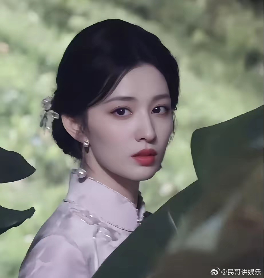 你可以说王楚然眼神不行也可以调侃她抱错人但是有一点你不得不承认，她那双600多°