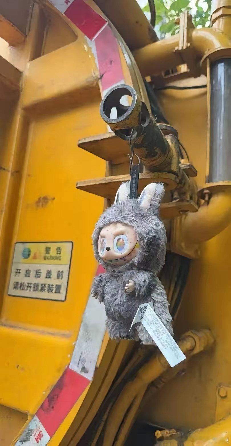 吸粪车大爷捡到一个Labubu挂车上了……结果被疯抢了！哈哈哈​​​