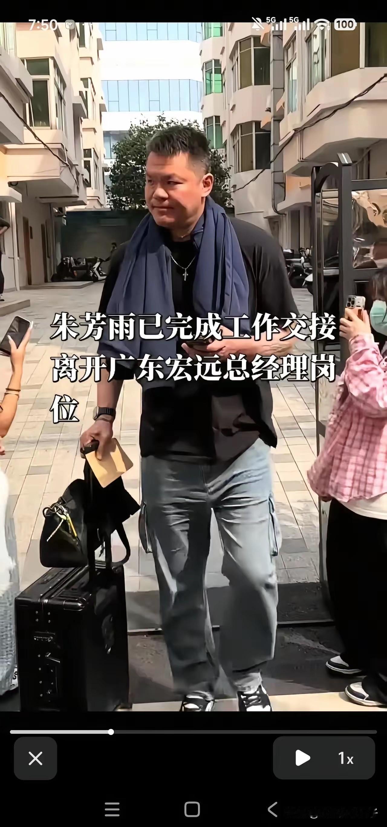 以前：看一个俱乐部总经理下班后的快乐，现在：俱乐部总经理下岗后的快乐。据说