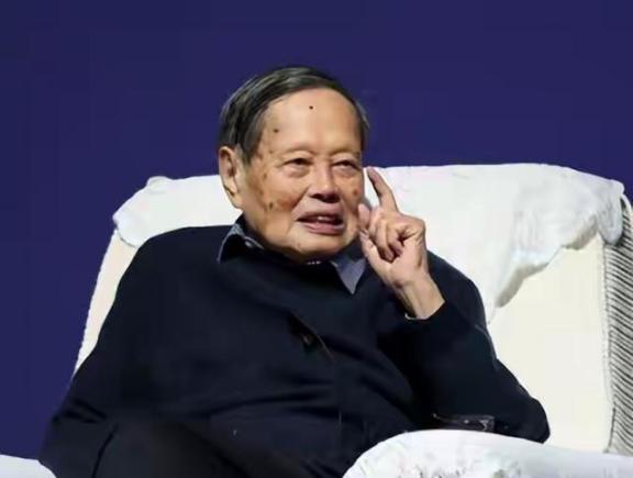 [点赞]杨振宁自己讲述的“长寿秘诀”里，最大的一个因素是基因。他的原话是：“我