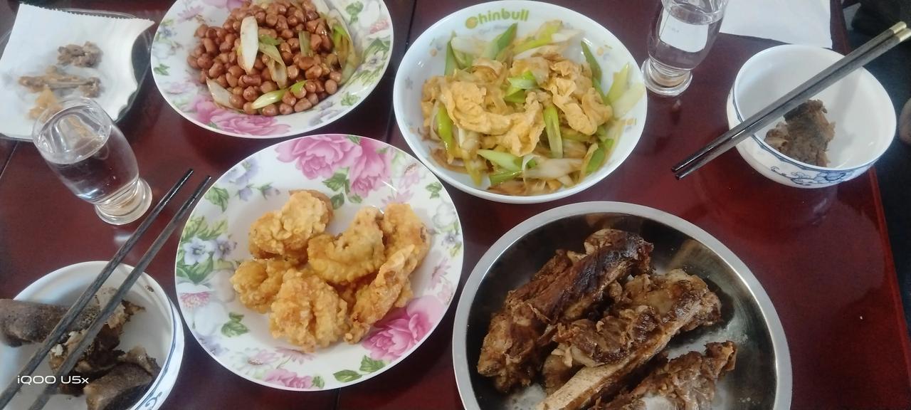 我家老头看大葱便宜，买了一百多斤，一是因为便宜，二是因为女儿和我一个小区楼上楼下