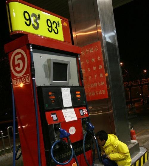 说实话，我开了七八年车，加油少说几百次，一直觉得“加满”就是最省事的。直到上个月