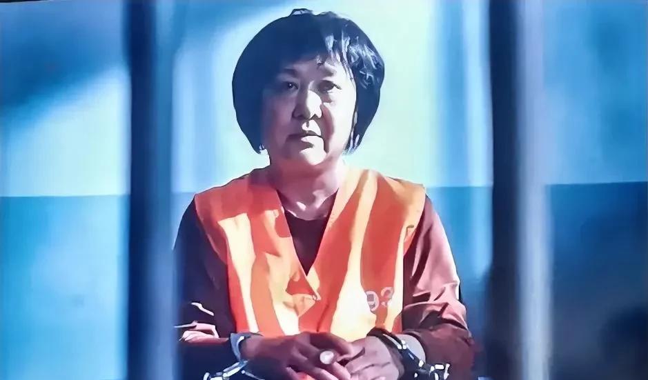 新播电视剧《利剑玫瑰》看到第十八，人贩子红姨终于被抓到了，在审讯时交待说。孙律
