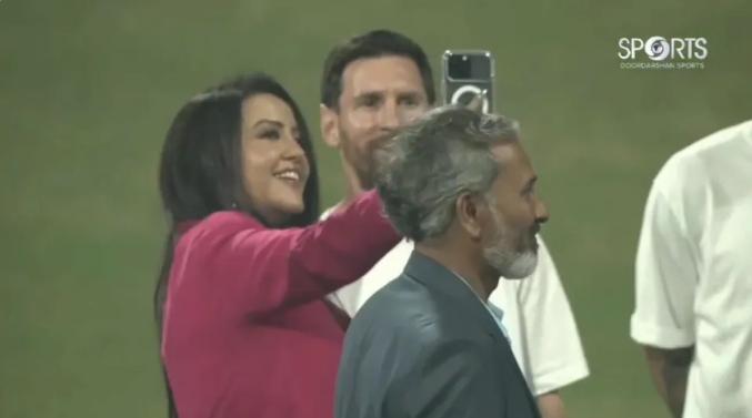 梅西可太惨了，前两天是骚乱搞得灰头土脸，昨天到了孟买又被官太太强行自拍，只能“尴