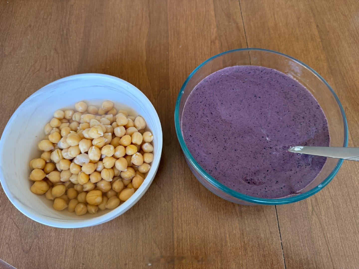 一杯奶昔（脱脂酸奶、蛋白粉、羽衣甘蓝、蓝莓、芝麻菜、甜菜根、杏仁奶）加一碗豆子。