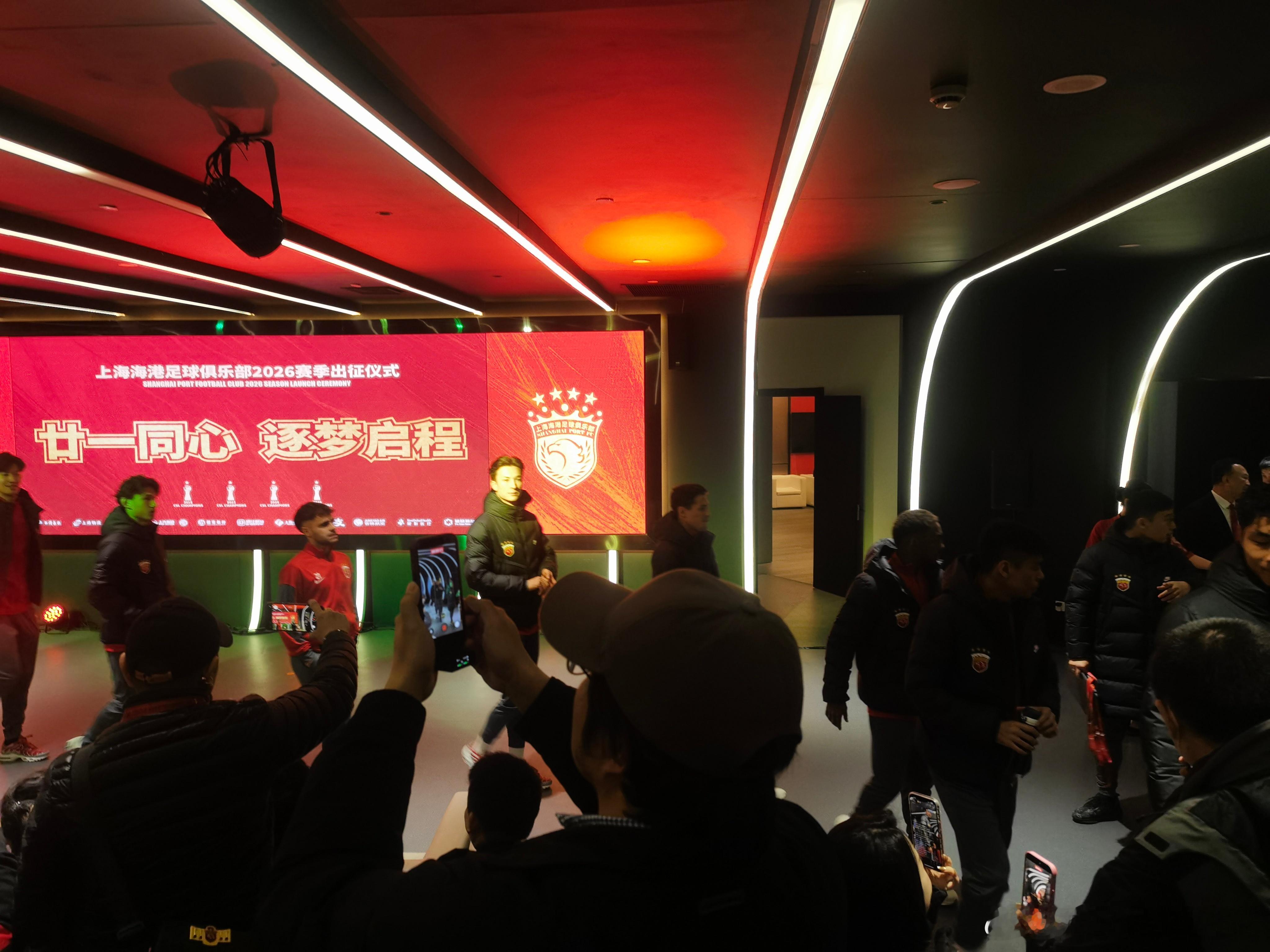 出征大会，梅伦多还是一起参与的，起码和俱乐部还有合同，需要保持最基础的尊重。20