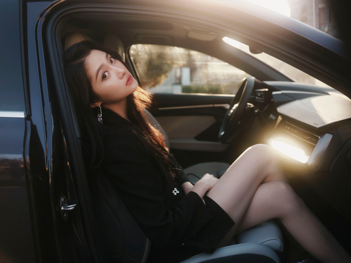 🐟曝关晓彤喜提新车明星提新车永远有流量，但今天关晓彤这波有点不一样…不是简单