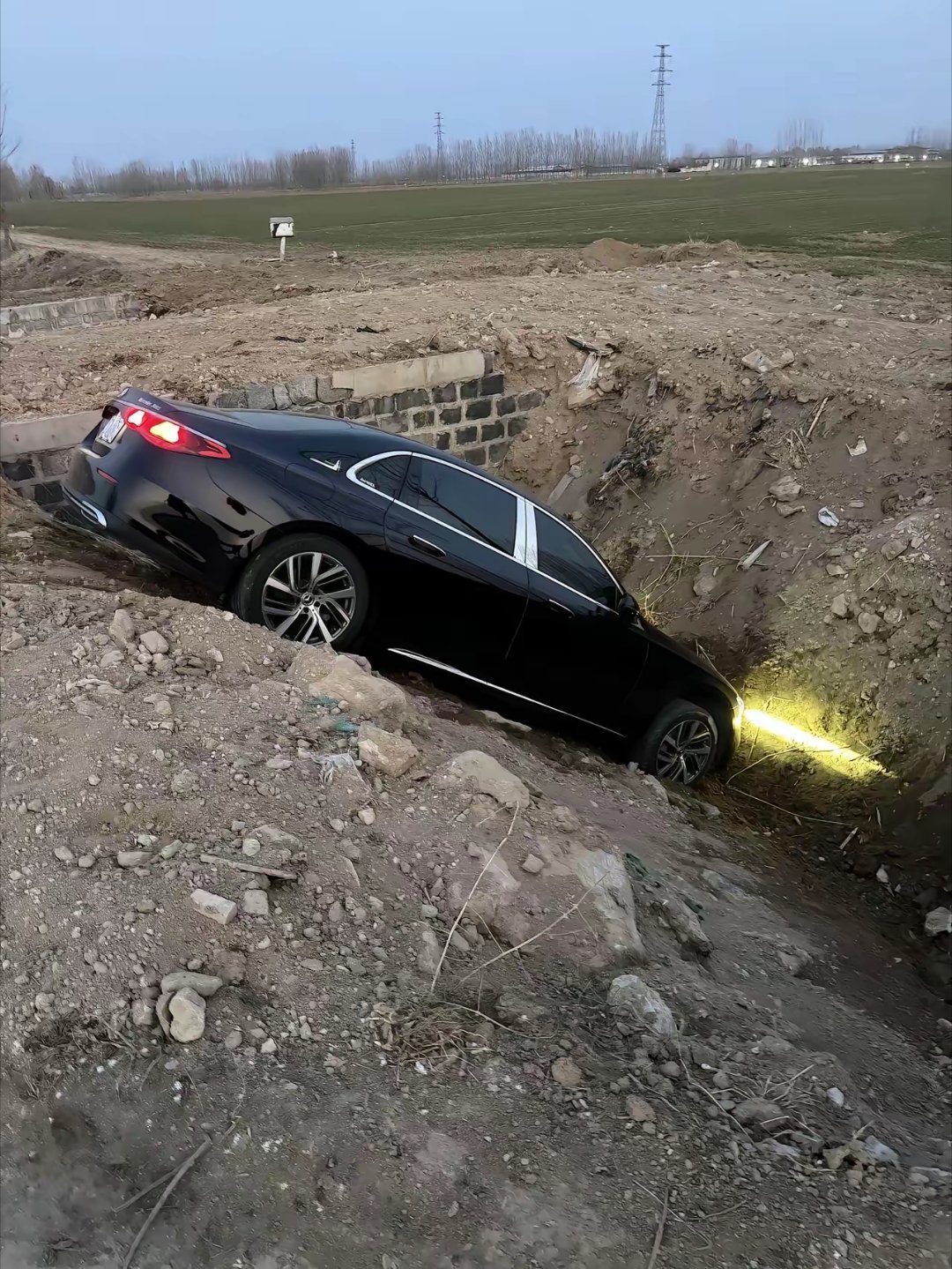 掉沟里了，能吃席了后续来了。