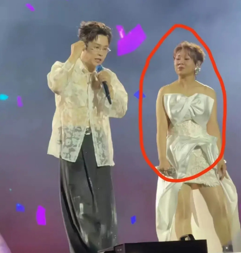 小沈阳开演唱会我忍了，带上女儿也忍了毕竟岳云鹏都能开演唱会当看到小沈阳演唱会