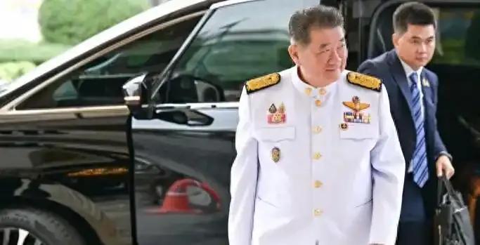 泰国前总理佩通坦和代总理赛塔谁说了算？首先表面上看，赛塔·他威信是泰国代总理。