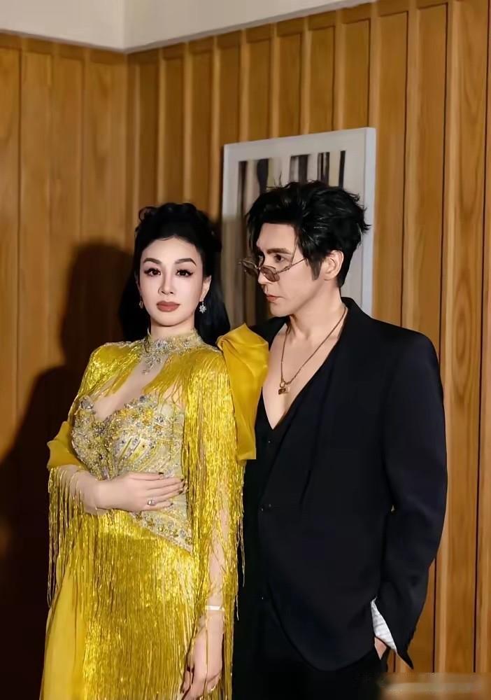 很多人羡慕钟丽缇的不是因为她有多漂亮，也不是她到了50多岁了还那么有气质，而是这