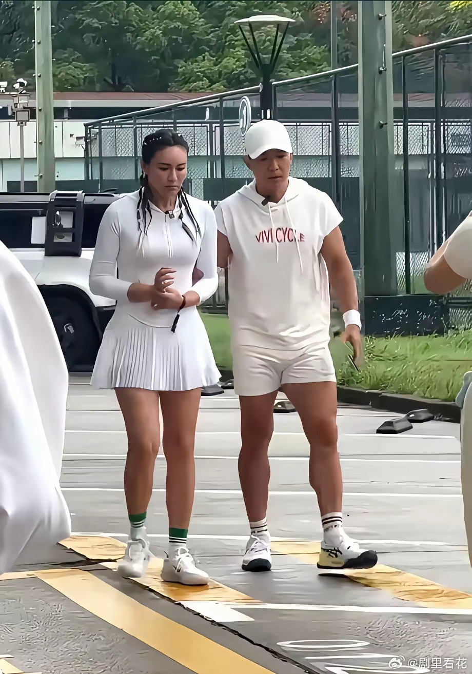 跟跳刘畊宏半年多，一斤没瘦，失望了，现在已经不跳了。其实挺尴尬，一开始看到Viv