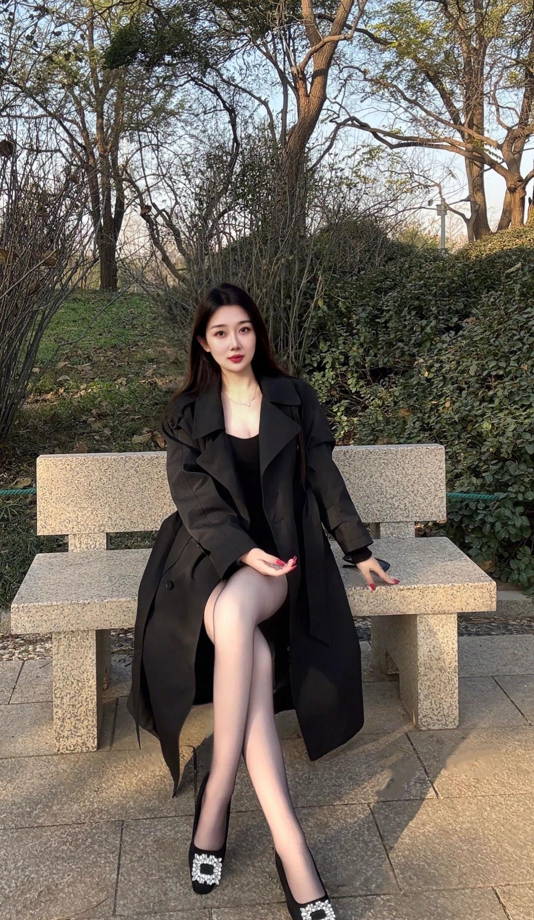 秋日穿搭指南：黑色大衣+高跟鞋，优雅气质满满！🍂👗👠