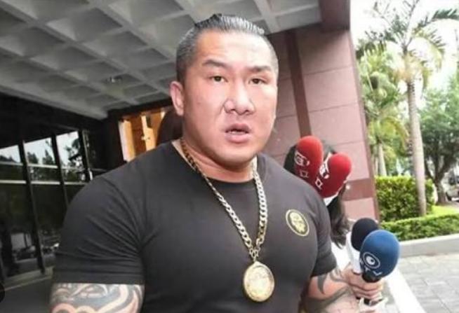 台湾网红“馆长”在直播中直接表态：今后不再组织赴大陆的自由行活动了。每次跑大