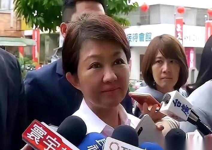 陈挥文的节目上，一张卢秀燕的老照片，直接被投到了大屏幕上。他指着照片，一字一句