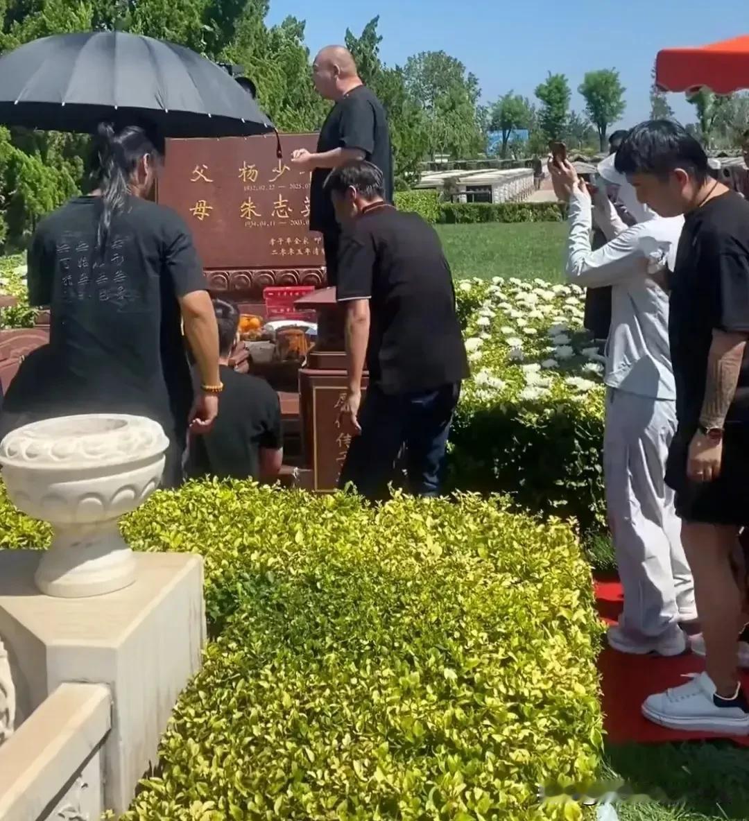 一眨眼杨少华已经去世一个多月了，几个儿子又聚在一起给老父亲烧五七纸。不出所料，