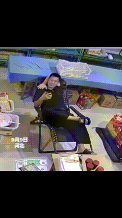 闻所未闻！快看男子正在玩手机，突然！被自己手吓一跳！这是麻了吗？什么感觉都没