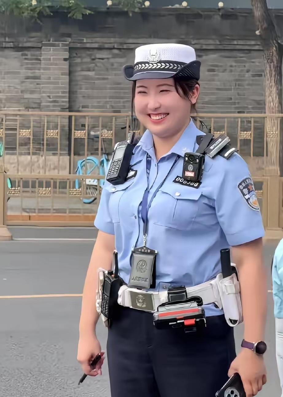 这两天被刷屏的北京微笑女交警，查了一下她叫苌天天（chángtiāntiān