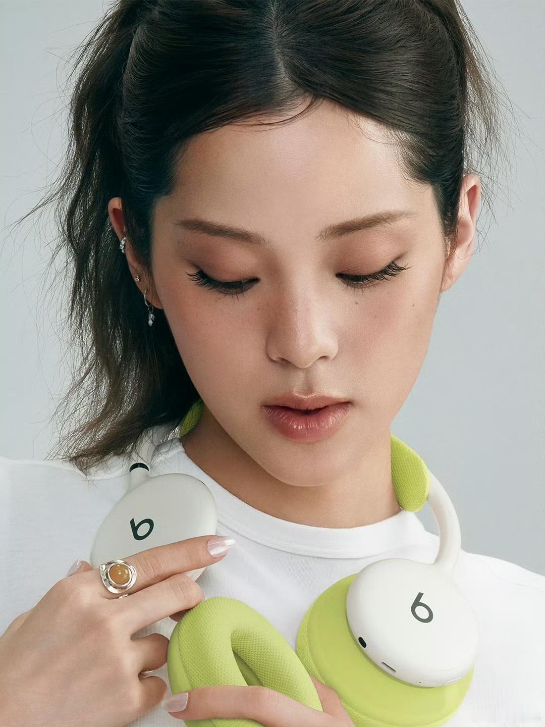 这次欧阳娜娜出演的Beats360TVC广告，简直是在演很多人下班。真正下班不