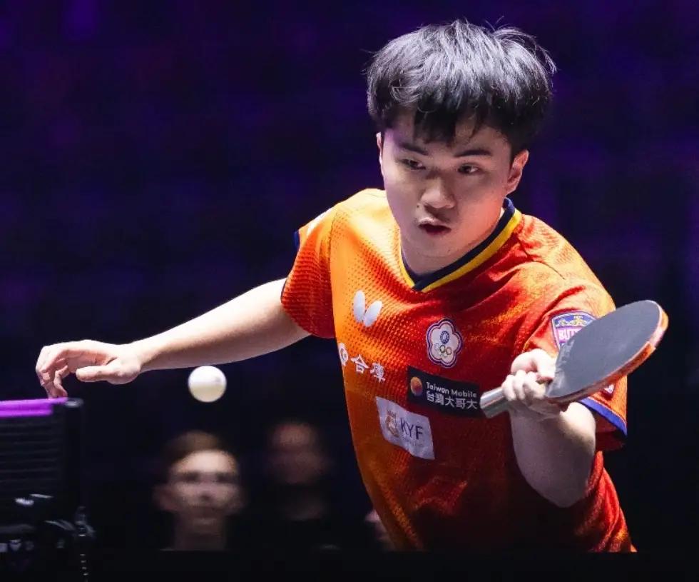 林昀儒每次出国比赛都有航空公司赞助商务舱，国乒的主力队员从王励勤上任后就取消了，