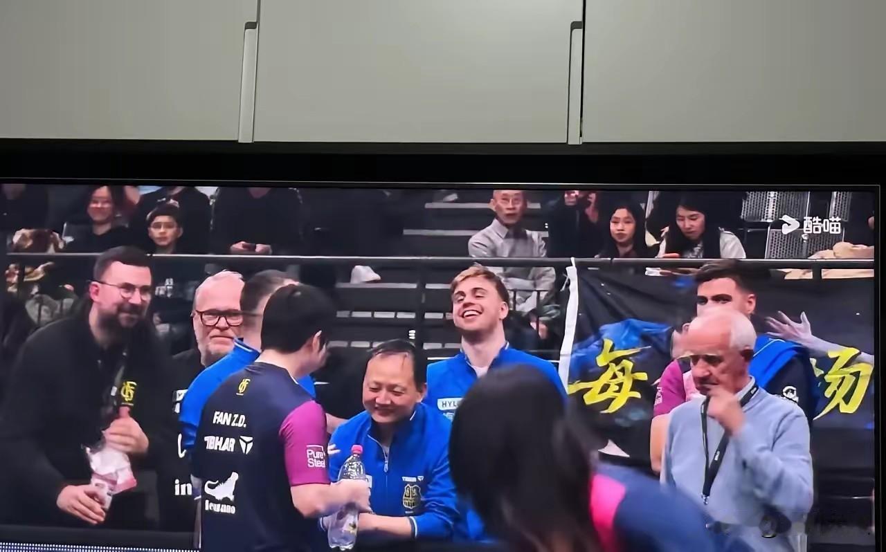 樊振东输球，大家笑哈哈！莫雷加德拿着东哥的大头贴打球！为啥大家这么快乐？