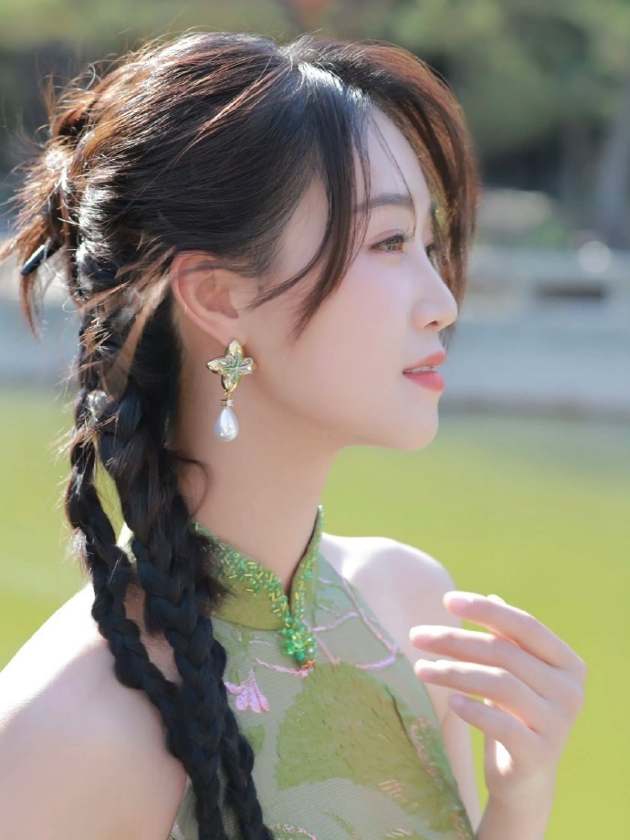 蓝盈莹气血充盈得溢出屏幕了当蓝盈莹身着黄金色抹胸连衣裙出现在众人视野，仿佛整个