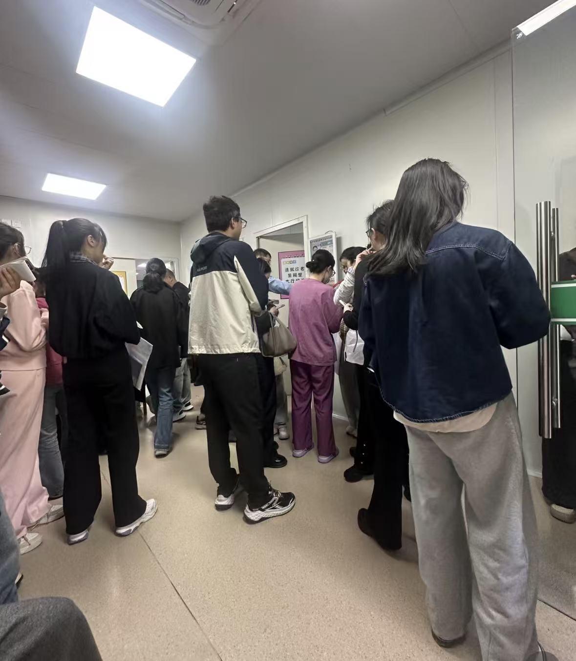 我妈今年办退休，养老金核定表打出来那天，我才知道那句传了多少年的话是错的。那句