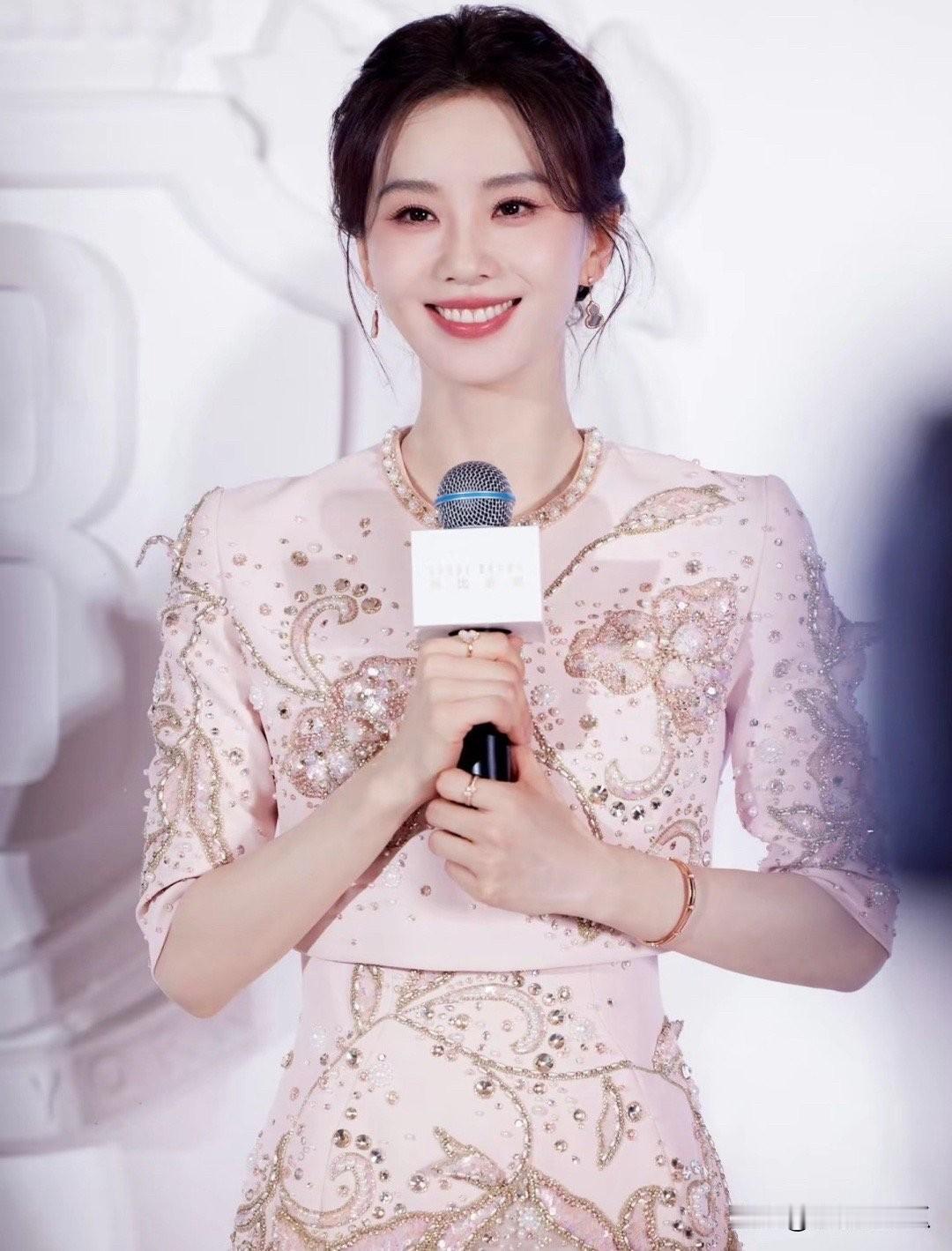 刘诗诗现在也会着手一些带孩子的任务，因为她已经发现步步已经被娇惯的那边了。吴奇