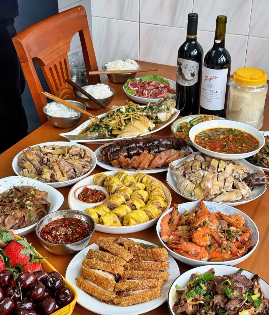 过年团圆饭，我想带全家去饭店吃，我爸妈骂我：忘了祖宗的规矩！为了今年的团圆饭