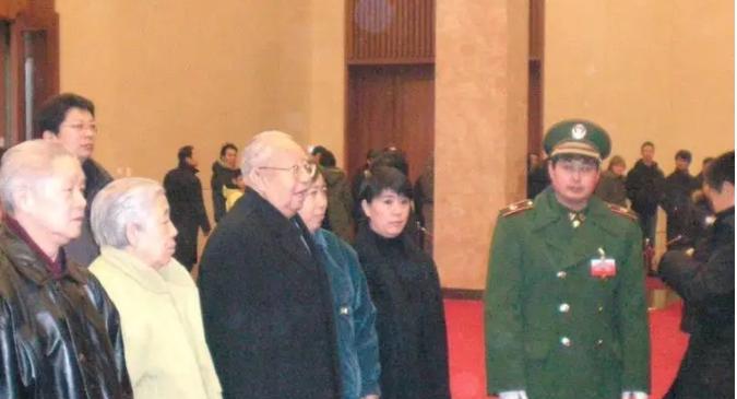 华国锋同志韩芝俊左一，曹万贵左一。向毛主席的忠诚卫士，华国锋主席，陈锡联，陈