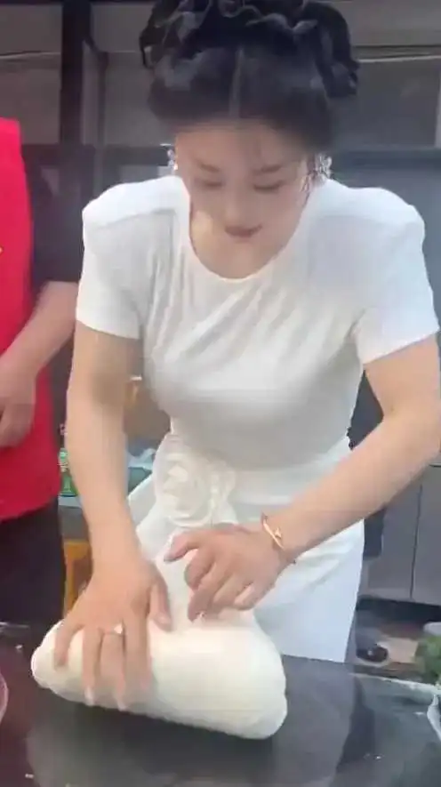 汗流浃背的老板娘真是拼了👍