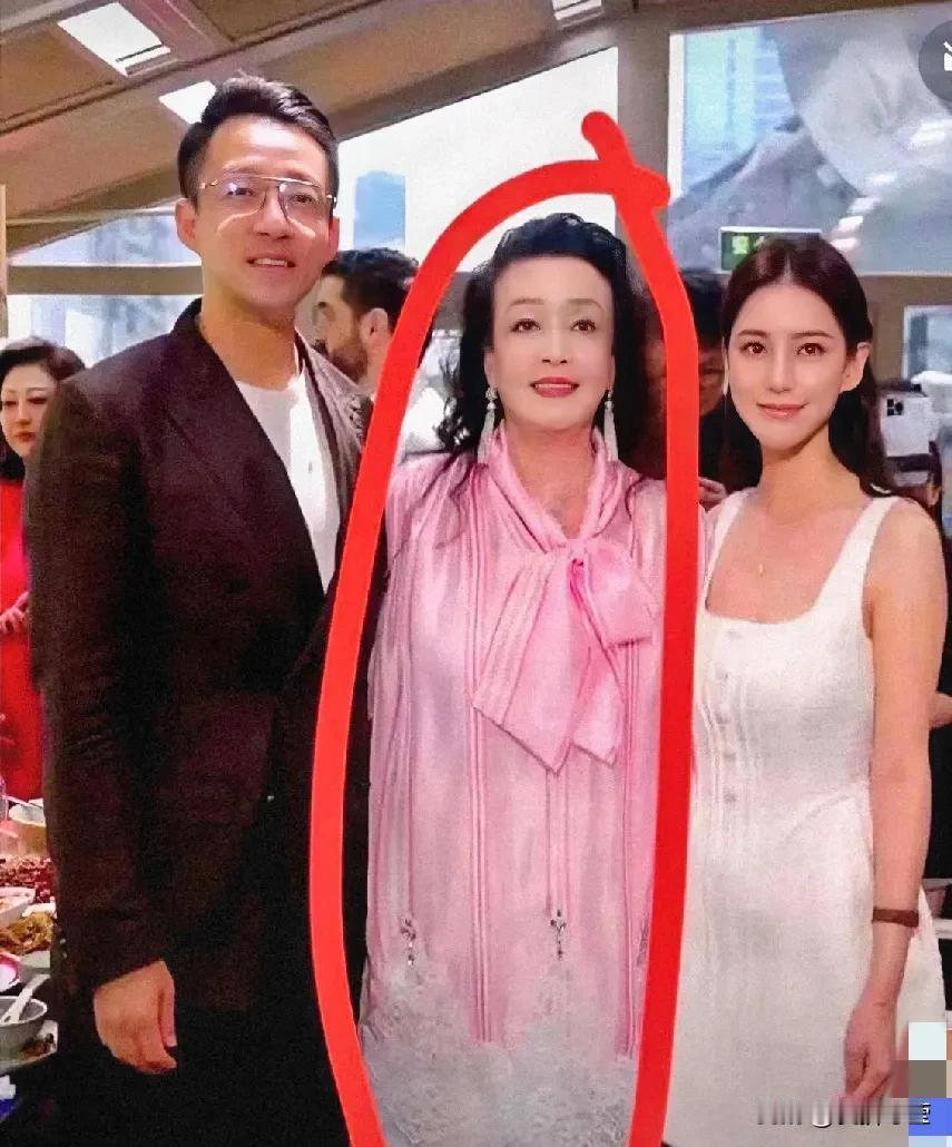 最终还是张兰扛下了一切，听说定制马筱梅的婚纱光钉珠就用了三十万颗奥地利水晶，师傅
