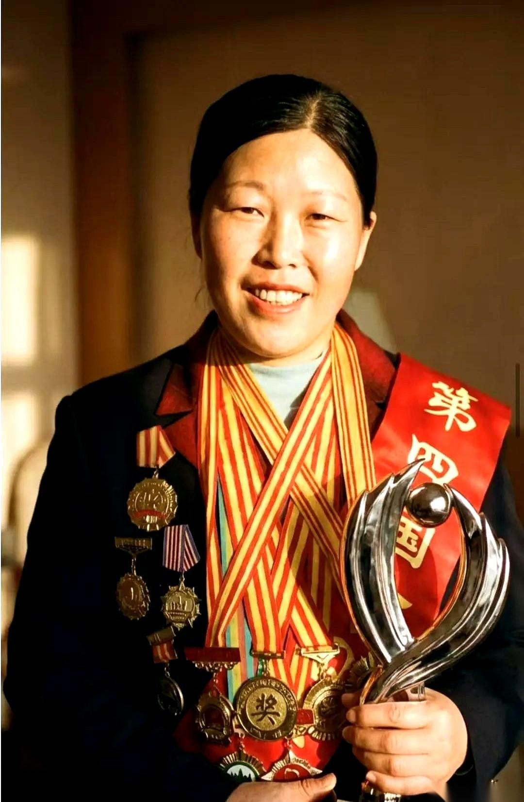 翻看关于毛乌素沙漠治沙史的档案，里面有段记录让人连呼吸都觉得坠得慌。一个怀孕9
