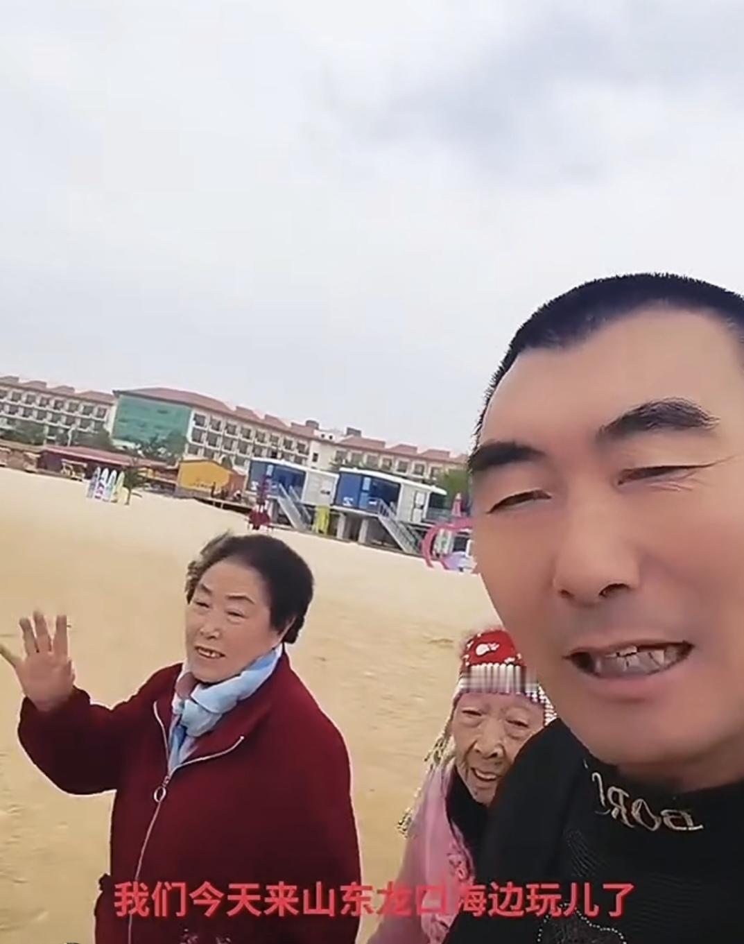精神头太足了！88岁的马玉琴又来海边旅游了。夫妻二人再加上三妹妹，真有伴。山